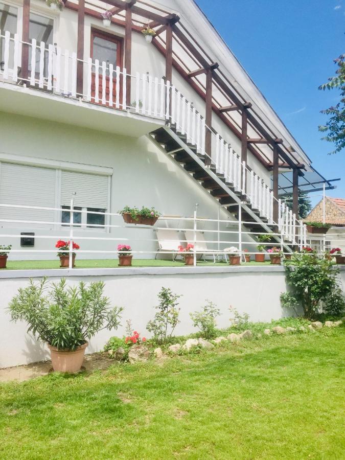 Lelle -Kert Apartman 03 Balatonlelle Exterior foto